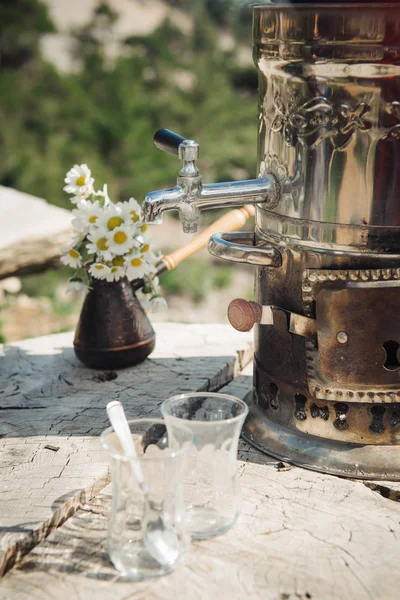 Romantic turkish tea culture. In wild nature — Stock Photo, Image