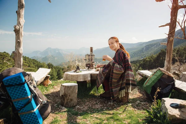 Zaino in spalla femminile con tè tradizionale in montagna, Turchia — Foto Stock