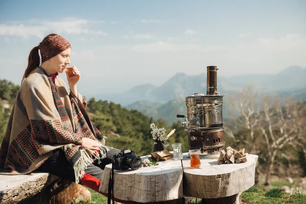 Turismo femminile con tè tradizionale in montagna, Turchia — Foto Stock