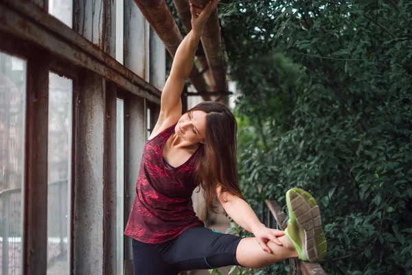 Mulher caucasiana jovem que se estende no jardim botânico — Fotografia de Stock