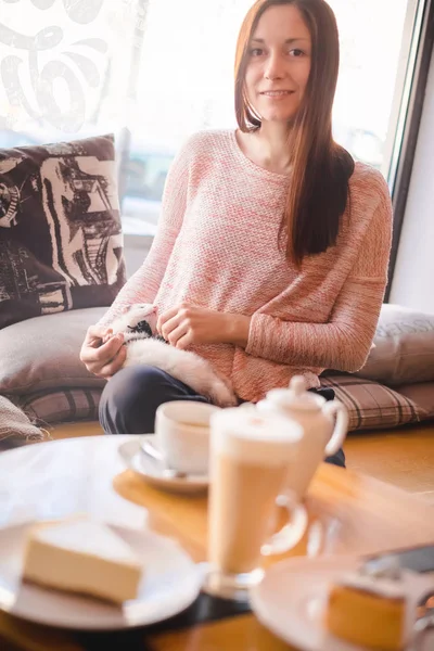 Ευτυχισμένη γυναίκα συγκόλληση με το κατοικίδιο κουνάβι σε καφέ — Φωτογραφία Αρχείου
