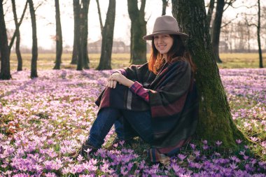 Spring.Crocuses.Forest.Fresh hava. İlham. Kadın Gezgin