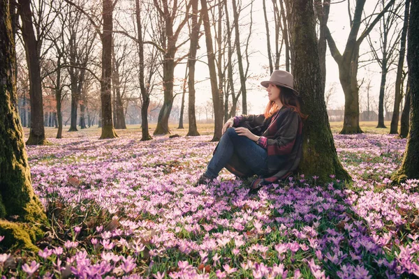 Spring.Crocuses.Forest.Fresh luft. Inspiration. Kvinnliga resenären — Stockfoto