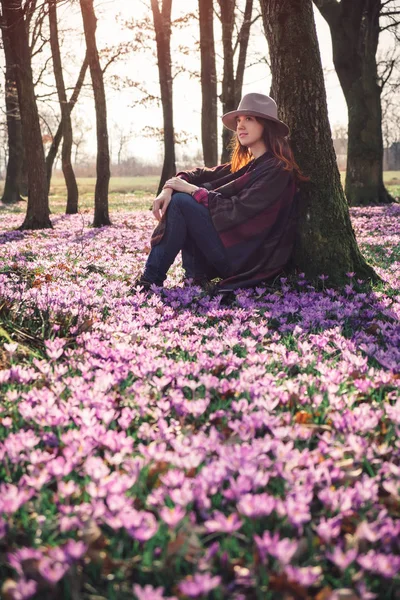 春の森のクロッカスのカーペットや女性旅行者 — ストック写真