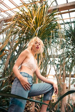 Güzel neşeli kadın model Botanik Bahçesi poz