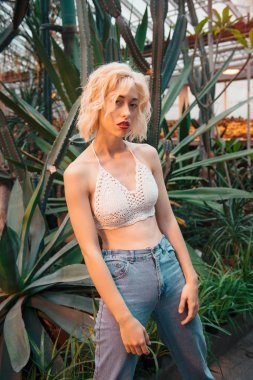 İnce baştan çıkarıcı genç model Botanik Bahçesi