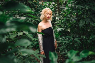 Yağmur ormanları, baştan çıkarıcı sarışın kadın model