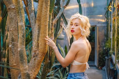 Çekici beyaz moda model Botanik Bahçesi poz