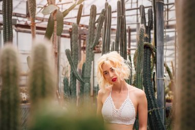 Güzel rüya gibi sarışın kadın model gree, moda portre