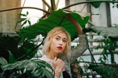 Tropikal ile çevrili güzel genç Kafkas kadın modeli 