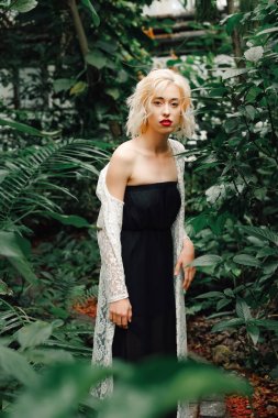 Baştan çıkarıcı beyaz kadın model Rainforest poz