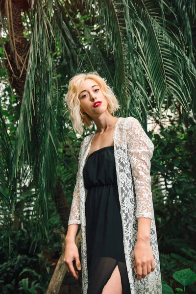 Sera çekici beyaz kadın modeli