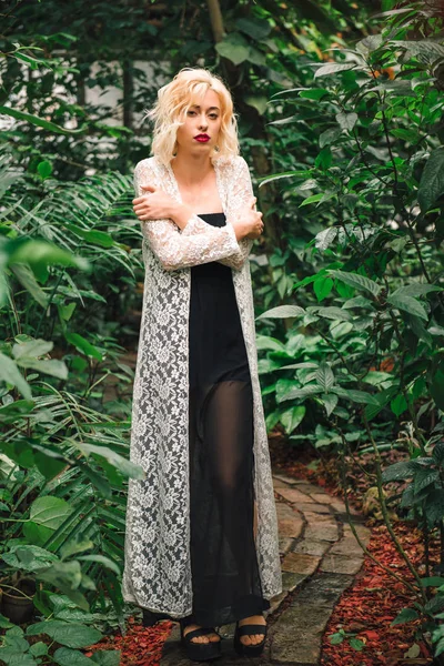Smyslné ženské model představuje v pralese — Stock fotografie
