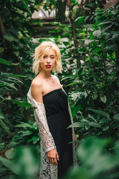 Seductive blonde female model at the rainforest — Stock Photo, Image