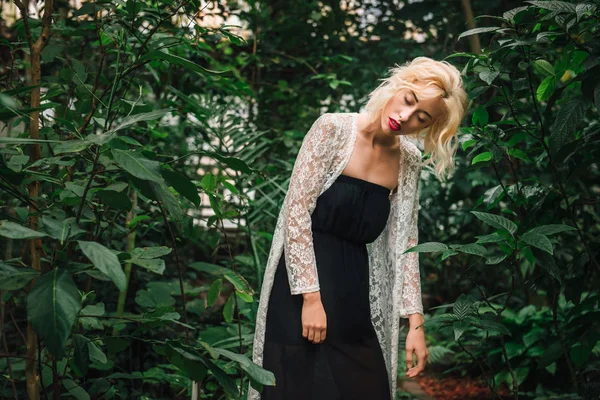 Slim rubia modelo de moda femenina posando en la selva tropical — Foto de Stock