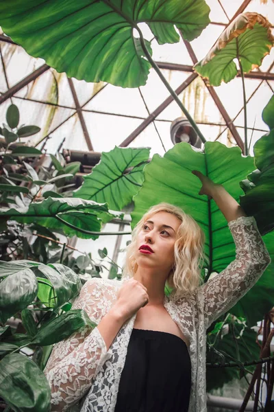 Jeune modèle féminin caucasien entouré de flore exotique — Photo