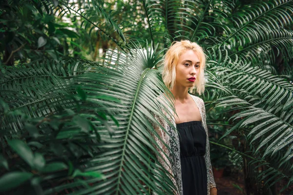 Tempting Caucasian female model in a green jungle — Stock Photo, Image