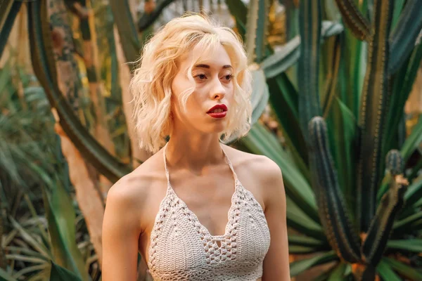 Dreamy caucasian female model among big cacti — Stock Photo, Image