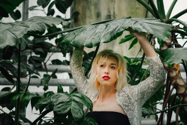 Egzotik fl ile çevrili güzel genç Kafkas kadın modeli