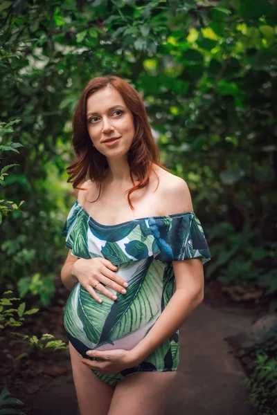 Schöne junge kaukasische schwangere Frau im Badeanzug — Stockfoto