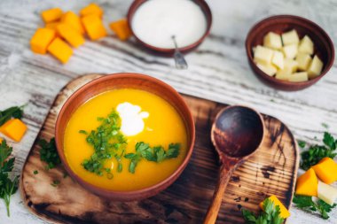 Ahşap masa üzerinde kabak kremalı çorba Üstten Görünüm