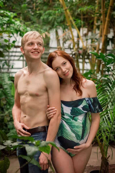 Pareja joven de pronto para ser padres en el bosque tropical — Foto de Stock