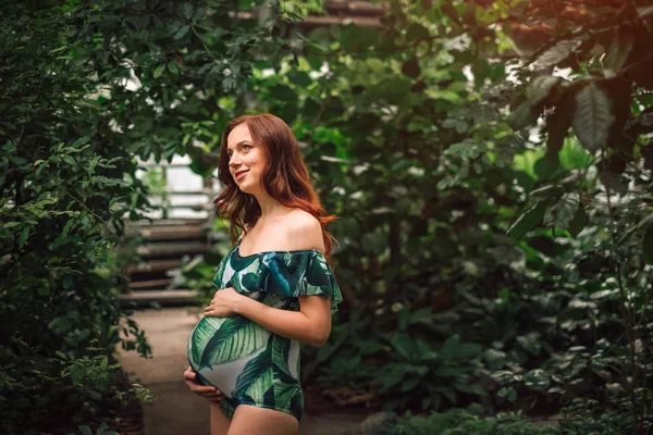 Hermosa joven embarazada en traje de baño en el bosque tropical — Foto de Stock