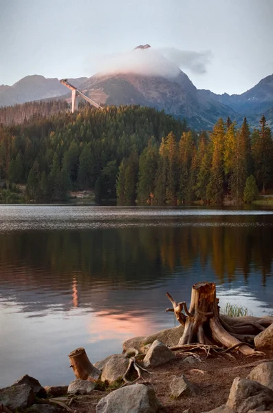 Strbske mountain-lake und seine Reflexionen auf der hohen Tatra backgro — Stockfoto