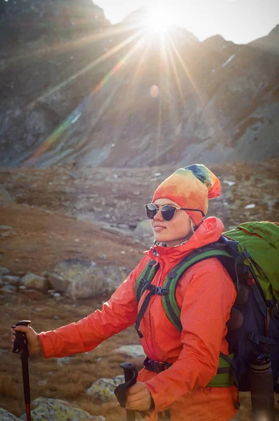 Vrouwelijke toeristische wandelen in hoge Tatra, Slowakije — Stockfoto