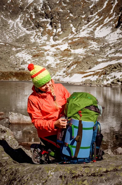 Jonge smiley backpacker aangekomen naar Zabie pleso — Stockfoto