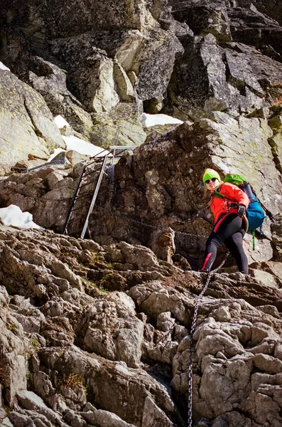 Vrouwelijke wandelaar beklimmen van de berg Rysy — Stockfoto