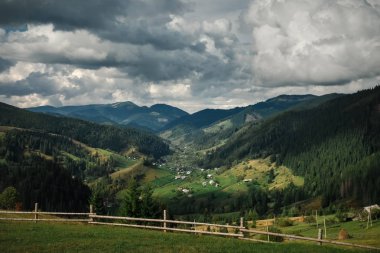 Karpatlar sonbaharda sıradan dağ köyü