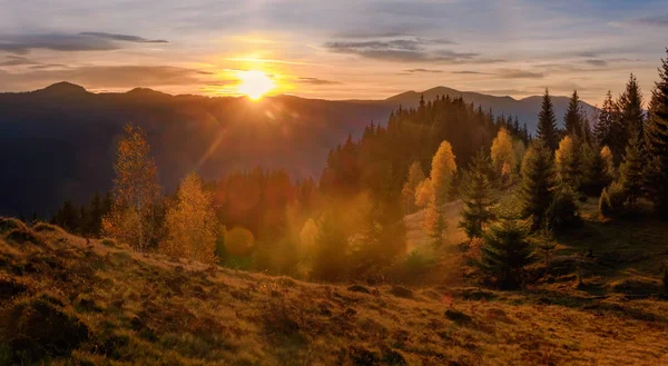 Atemberaubender Blick auf die aufsteigende Sonne in den Karpaten — Stockfoto