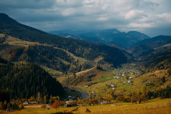 Gewöhnliches Bergdorf in den Karpaten im Herbst — Stockfoto