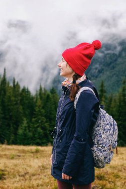Dağ sonbahar doğasını keşfetmek kadın uzun yürüyüşe çıkan kimse