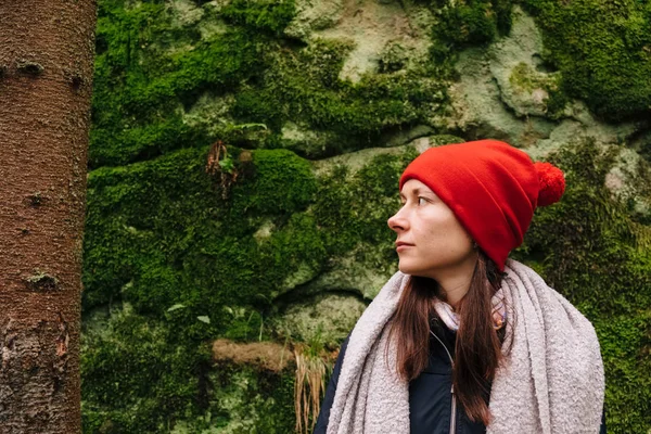 Young tourist exploring wild nature of Carpathian forest in Fall — Stock Photo, Image