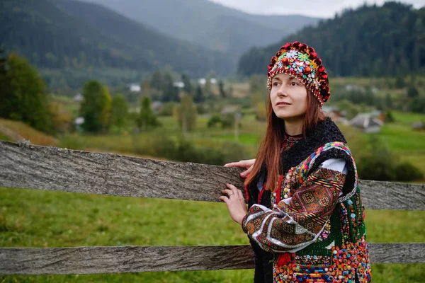 Bella donna bruna che indossa abiti tradizionali ucraini — Foto Stock