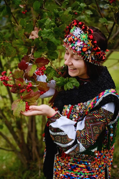 Красива брюнетка жінка в традиційному одязі Гукуля — стокове фото