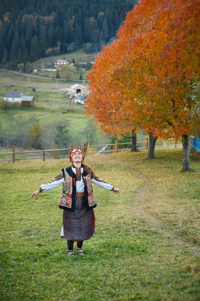 Красиві брюнетка жінка носить традиційний одяг українських — стокове фото