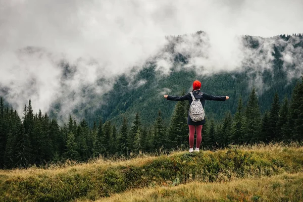 Ženské turista pocit svobody se těší Karpatské přírody — Stock fotografie