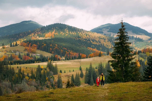 Mom and her kid at Carpathian countryside in Autumn — Stock Photo, Image