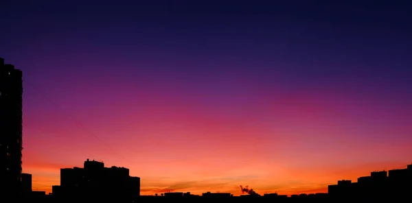Удивительные градиентные горизонты на закате в городе — стоковое фото
