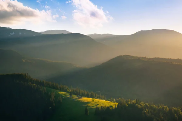 Atemberaubendes Panorama der abendlichen wilden Natur hoch in den Bergen — Stockfoto