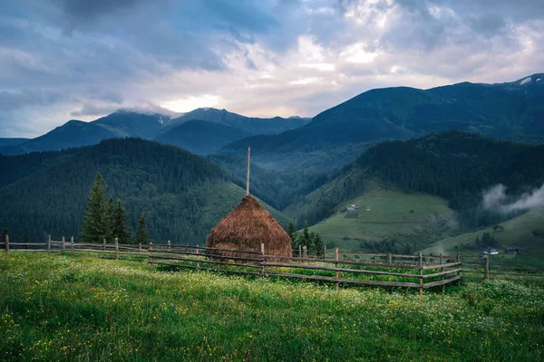 Haystack em uma aldeia de montanha no verão — Fotografia de Stock