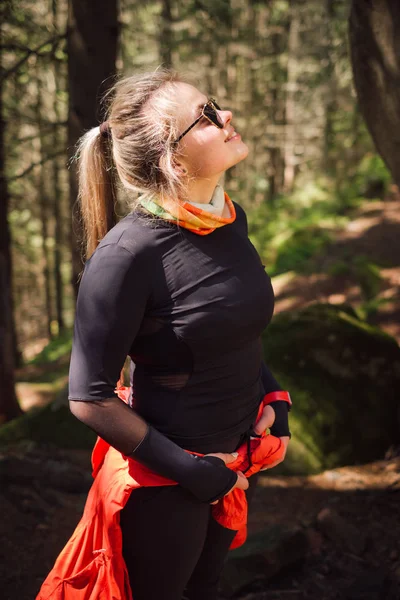 Joven Senderista Rubia Sonriente Con Gafas Sol Posando Bosque Soleado — Foto de Stock