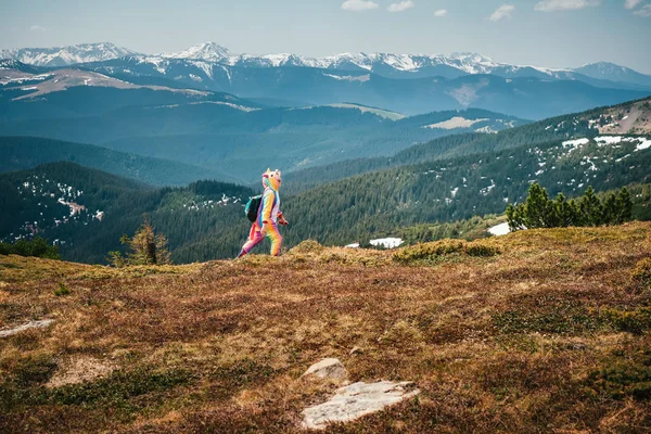 Karpat Dağları Arasında Yürüyen Tek Boynuzlu Elbiseli Kadın Bir Backpacker — Stok fotoğraf
