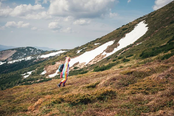 Komik Backpacker Dağlarda Hiking Kostüm Giymiş Bir Tek Boynuzlu Seyahat — Stok fotoğraf