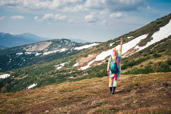 Tam Uzunlukta Portre Karpat Dağları Arka Plan Başarı Kutluyor Tek — Stok fotoğraf