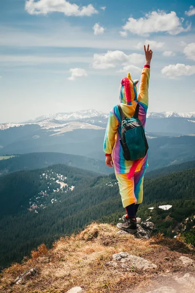 全身肖像画は 成功を祝って 春の日にカルパティア風景を見下ろす山の頂上に立っているユニコーン スーツ女性バックパッカーの裏から撮影 観光の概念 — ストック写真