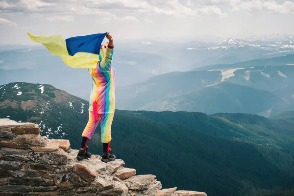 Resor Till Ukraina Vandrare Unicorn Kostym Står Toppen Berget Med — Stockfoto
